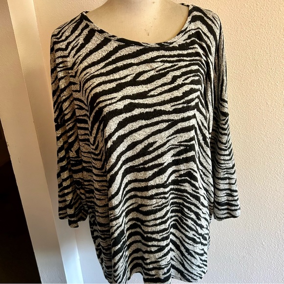 Torrid lightweight knit sweater zebra pattern black gray sz 3X good condition - Picture 1 of 4